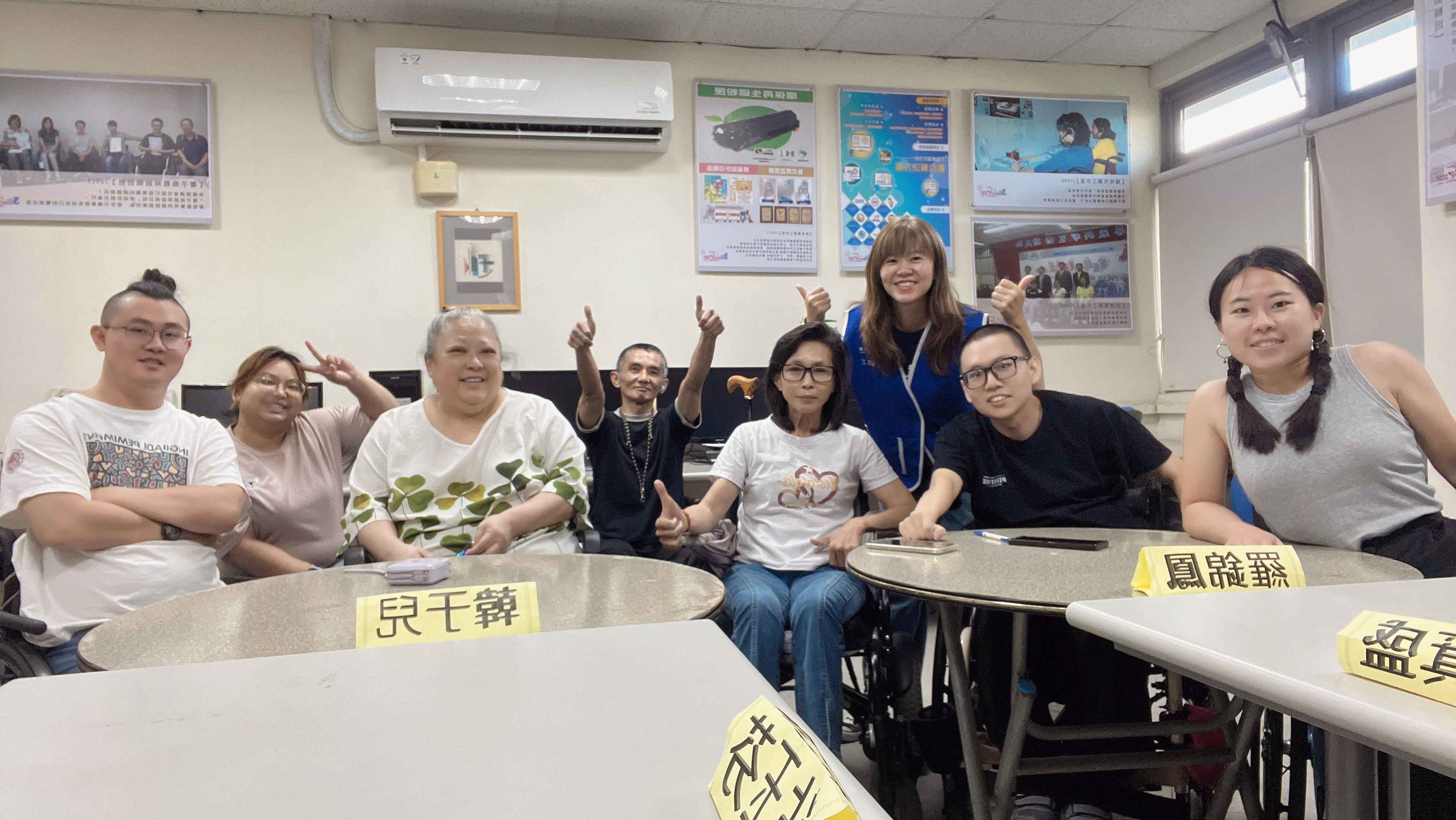 中心教學活動中，老師與學員一起合照